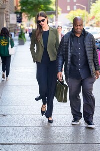 karlie-kloss-out-with-her-bodyguard-in-new-york-10-10-2023-0.jpg