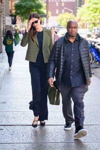 karlie-kloss-out-with-her-bodyguard-in-new-york-10-10-2023-2.jpg