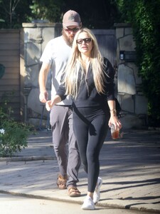 kate-hudson-out-for-a-stroll-in-los-angeles-09-20-2023-0.jpg