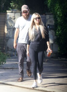 kate-hudson-out-for-a-stroll-in-los-angeles-09-20-2023-1.jpg