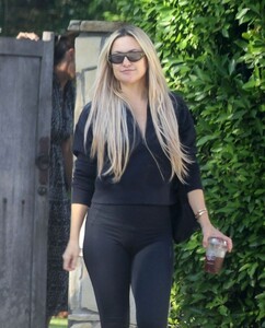 kate-hudson-out-for-a-stroll-in-los-angeles-09-20-2023-5.jpg