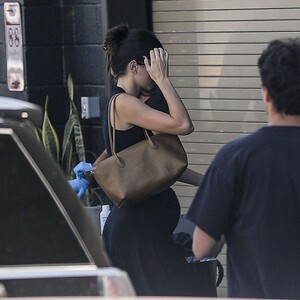 kendall-jenner-arrives-at-a-studio-in-los-angeles-10-17-2023-3.jpg