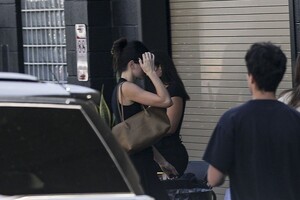 kendall-jenner-arrives-at-a-studio-in-los-angeles-10-17-2023-4.jpg