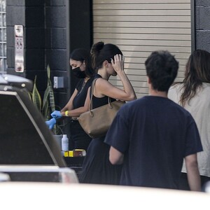 kendall-jenner-arrives-at-a-studio-in-los-angeles-10-17-2023-5.jpg