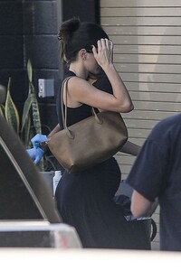 kendall-jenner-arrives-at-a-studio-in-los-angeles-10-17-2023-6.jpg
