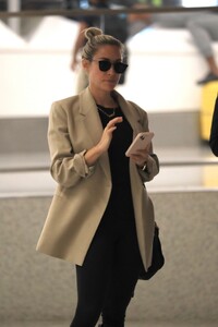 kristin-cavallari-arrives-at-lax-airport-in-los-angeles-10-06-2023-1.jpg