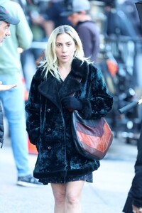 lady-gaga-on-the-set-of-joker-folie-a-deux-in-new-york-04-01-2023-2.jpg