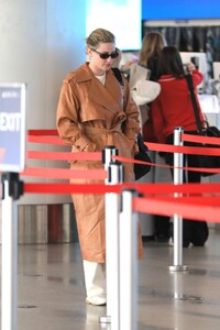 lili-reinhart-arrives-at-airport-in-los-angeles-09-28-2023-6.jpg