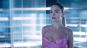 lily-james-for-versace-bright-crystal-advert-october-2023-2.jpg