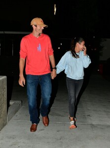 mila-kunis-and-ashton-kutcher-leaves-gigi-s-french-restaurant-in-los-angeles-10-10-2023-3.jpg