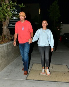 mila-kunis-and-ashton-kutcher-leaves-gigi-s-french-restaurant-in-los-angeles-10-10-2023-4.jpg