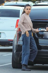mila-kunis-out-for-dinner-with-friends-at-the-nice-guy-in-west-hollywood-10-03-2023-2.jpg