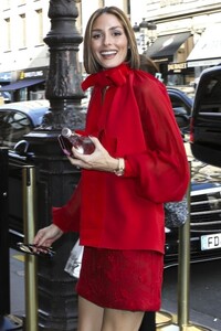 olivia-palermo-out-at-paris-fashion-week-09-30-2023-5.jpg