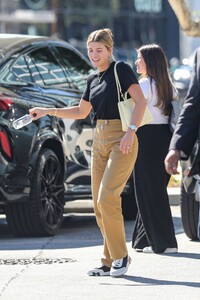 sofia-richie-out-for-lunch-with-friends-in-los-angeles-10-05-2023-0.jpg