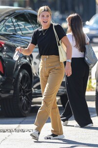 sofia-richie-out-for-lunch-with-friends-in-los-angeles-10-05-2023-1.jpg