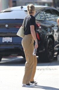 sofia-richie-out-for-lunch-with-friends-in-los-angeles-10-05-2023-2.jpg