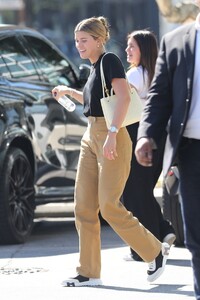 sofia-richie-out-for-lunch-with-friends-in-los-angeles-10-05-2023-3.jpg