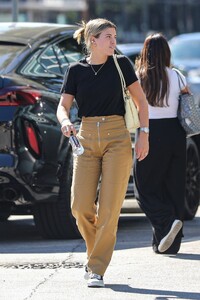 sofia-richie-out-for-lunch-with-friends-in-los-angeles-10-05-2023-4.jpg