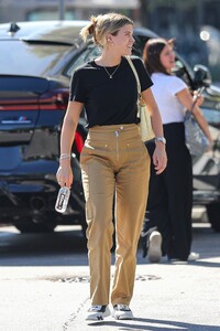 sofia-richie-out-for-lunch-with-friends-in-los-angeles-10-05-2023-5.jpg