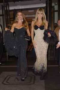 sofia-vergara-and-heidi-klum-leaves-mark-hotel-in-new-york-09-28-2023-0.jpg