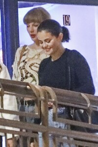 taylor-swift-selena-gomez-and-zoe-kravitz-out-for-dinner-at-sushi-park-in-west-hollywood-10-19-2023-4.jpg