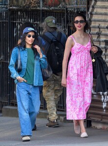 zoe-kravitz-and-margaret-qualley-out-for-dinner-in-new-york-05-29-2023-6.jpg