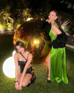 [2023.11.20] victoriajustice_403755112_724907289030644_6104070980307734971_n.jpg