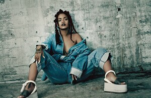 Rihanna_02.thumb.jpg.d44dd76f9256f626eae26c28890e8957.jpg