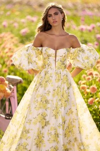 Sherri-Hill-56379-yellow-rose-53891.thumb.jpg.fa0b89858a3107f8ad8153ec072fade5.jpg