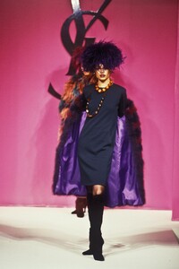 YvesSaintLaurent1997WomenRTW68.thumb.jpg.857032f534b44fe287352dd7de342ee4.jpg