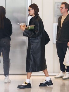 hailey-bieber-arrives-at-her-office-in-beverly-hills-11-13-2023-4.jpg