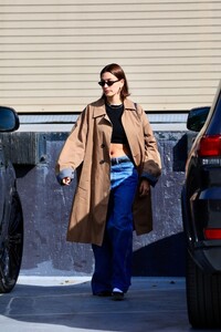 hailey-bieber-out-for-a-sunday-breakfast-in-beverly-hills-11-26-2023-1.jpg