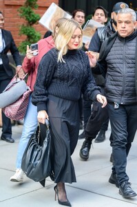 hilary-duff-leaves-her-hotel-in-new-york-11-09-2023-0.jpg
