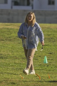 hilary-duff-out-at-a-park-in-los-angeles-11-24-2023-1.jpg