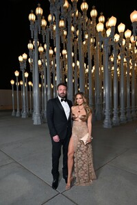 jennifer-lopez-and-ben-affleck-at-2023-lacma-art-film-gala-presented-by-gucci-in-los-angeles-11-04-2023-2.jpg