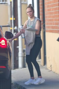 jennifer-lopez-leaves-a-gym-in-los-angeles-11-07-2023-4.jpg