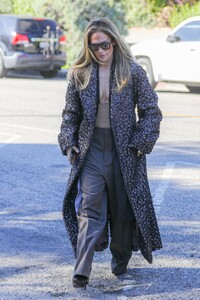 jennifer-lopez-out-and-about-in-beverly-hills-11-14-2023-3.jpg