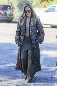 jennifer-lopez-out-and-about-in-beverly-hills-11-14-2023-4.jpg