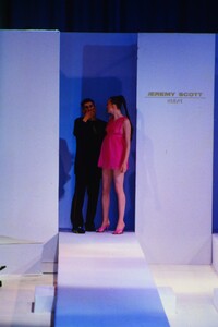 jeremy-scott-ss-2000.thumb.jpg.e340f2dc901f8bc1c6fe3d311aa1ed21.jpg