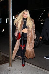 jessica-simpson-leaves-her-hotel-in-new-york-11-28-2023-2.jpg