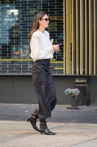 karlie-kloss-heading-to-early-morning-business-meeting-in-new-york-10-24-2023-5.jpg