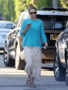 kate-hudson-heading-to-her-car-in-los-angeles-11-27-2023-0.jpg