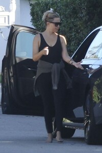 kate-hudson-leaves-a-workout-in-los-angeles-10-17-2023-1.jpg