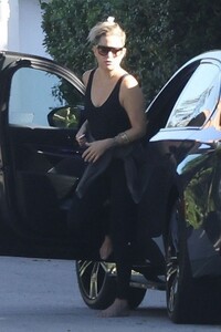 kate-hudson-leaves-a-workout-in-los-angeles-10-17-2023-2.jpg