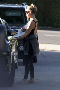 kate-hudson-leaves-a-workout-in-los-angeles-10-17-2023-3.jpg