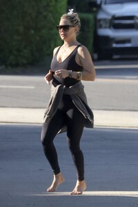 kate-hudson-leaves-a-workout-in-los-angeles-10-17-2023-5.jpg