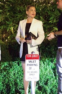 kate-hudson-leaves-san-vicente-bungalows-in-west-hollywood-10-13-2023-0.jpg