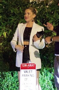 kate-hudson-leaves-san-vicente-bungalows-in-west-hollywood-10-13-2023-8.jpg