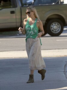kate-hudson-out-and-about-in-brentwood-11-07-2023-6.jpg