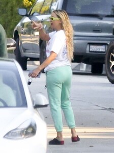 kate-hudson-out-and-about-in-los-angeles-11-21-2023-0.jpg